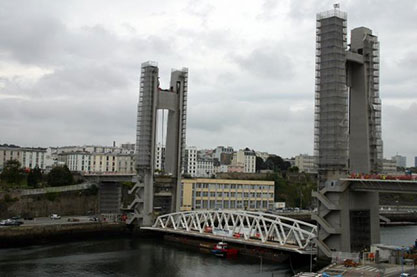 Positionnement du nouveau tablier du Pont de Recouvrance le 22/08/2011